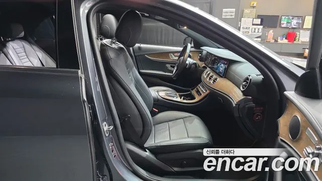Mercedes-Benz E-Class 2021 thumb 9