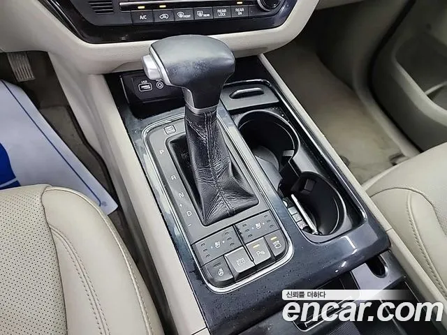 Kia Carnival 2016 thumb 10