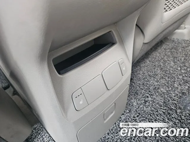 Kia Carnival 2016 thumb 10