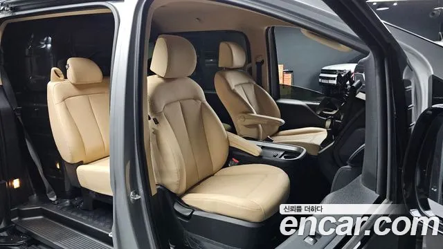 Hyundai Staria 2024 thumb 2