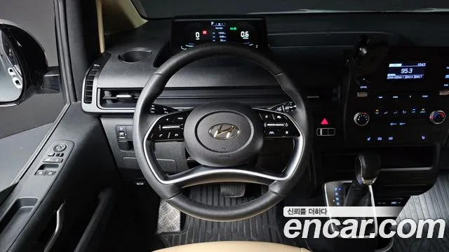 Hyundai Staria 2024 thumb 3