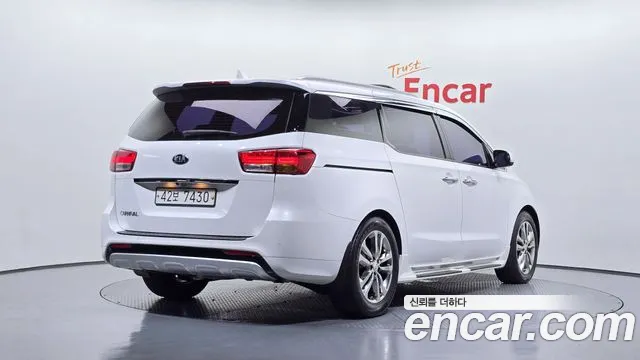 Kia Carnival 2017 thumb 2