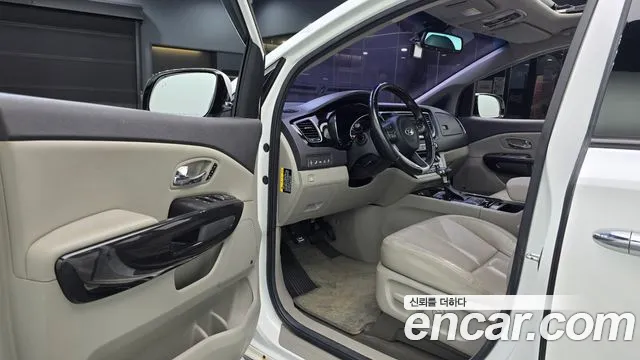 Kia Carnival 2017 thumb 10