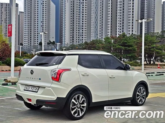 KGM Tivoli 2015 thumb 8