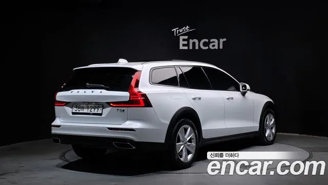 Volvo V60 Cross Country 2019 thumb 4