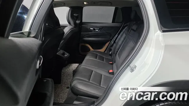 Volvo V60 Cross Country 2019 thumb 11