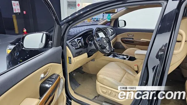 Kia Carnival 2015 thumb 10