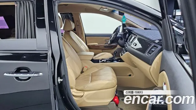 Kia Carnival 2015 thumb 11