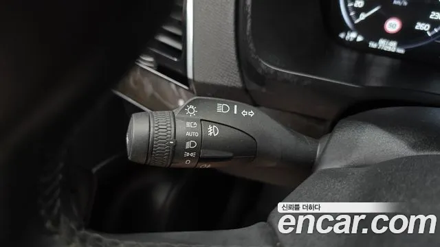 Volvo XC90 2017 thumb 2