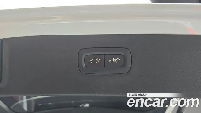 Volvo XC90 2017 thumb 3