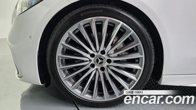 Mercedes-Benz C-Class 2023 thumb 11