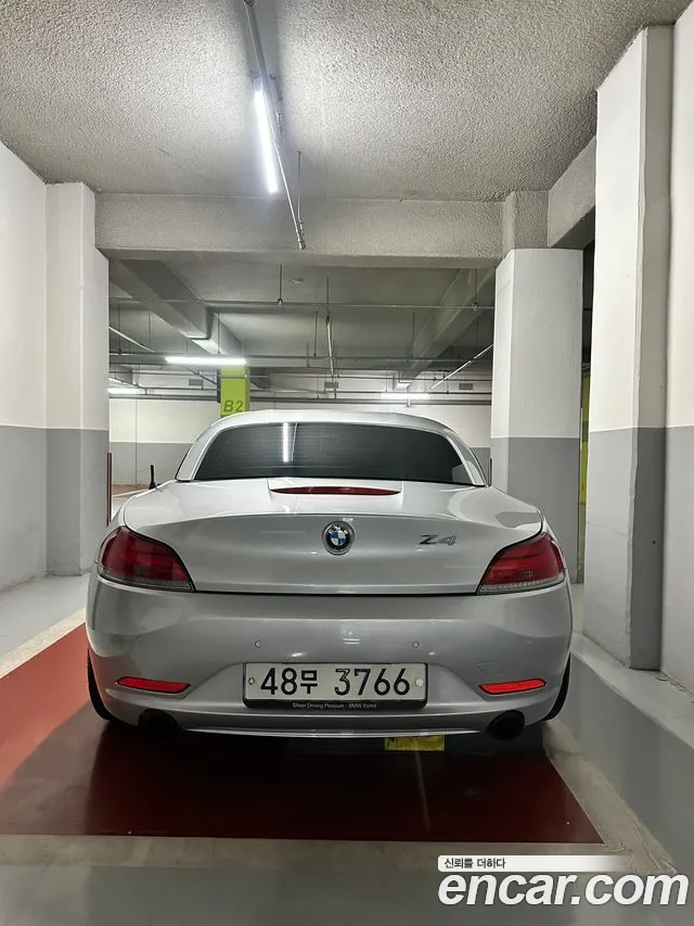 BMW Z4 2010 thumb 8