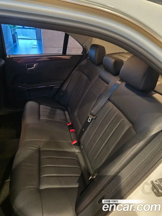 Mercedes-Benz E-Class 2011 thumb 11