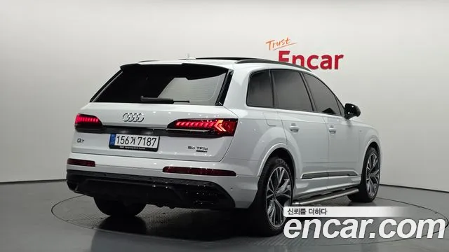 Audi Q7 2022 thumb 2