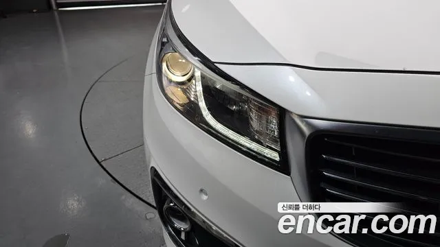 Kia Carnival 2017 thumb 10