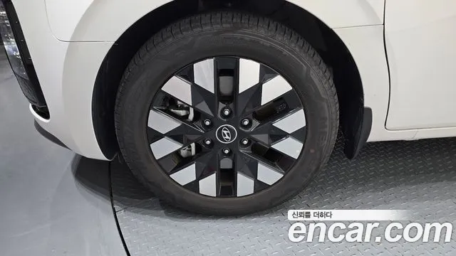 Hyundai Staria 2025 thumb 12