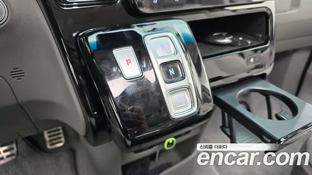 Hyundai Staria 2025 thumb 2