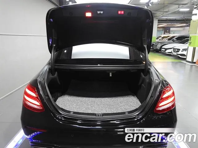 Mercedes-Benz E-Class 2019 thumb 9
