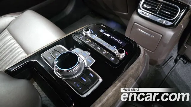 Genesis G90 2018 thumb 6
