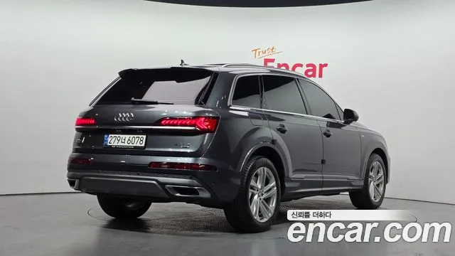 Audi Q7 2021 thumb 11