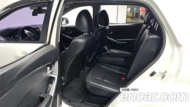 KGM Korando 2015 thumb 10