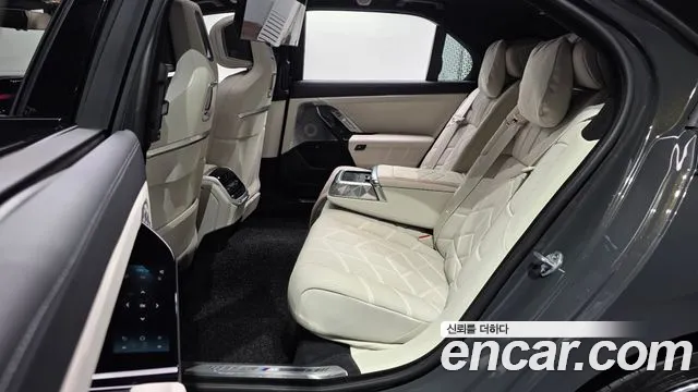 BMW i7 2024 thumb 2