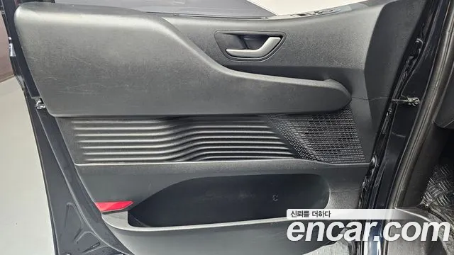 Hyundai Staria 2023 thumb 6