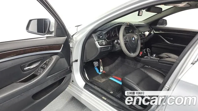BMW 5 серии 2012 thumb 4