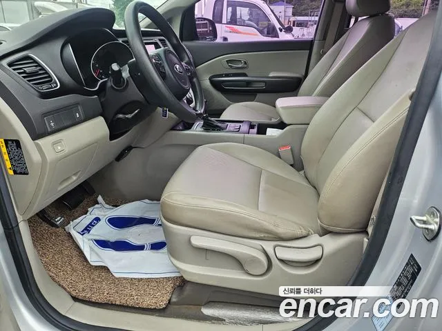 Kia Carnival 2015 thumb 11