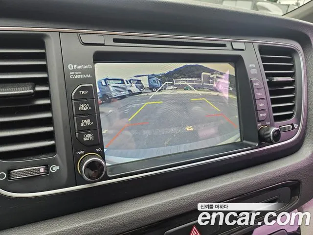 Kia Carnival 2015 thumb 10