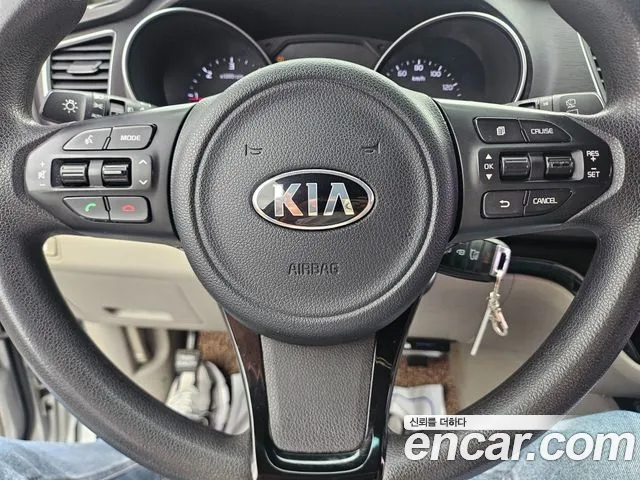 Kia Carnival 2015 thumb 12