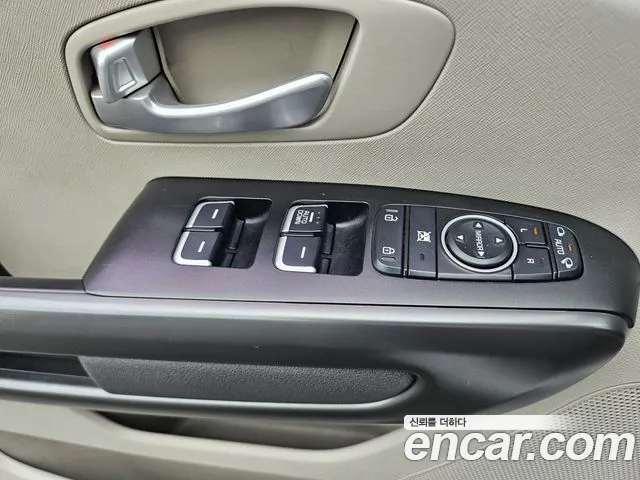 Kia Carnival 2015 thumb 5
