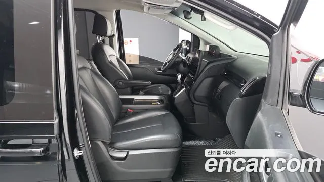 Hyundai Staria 2023 thumb 4