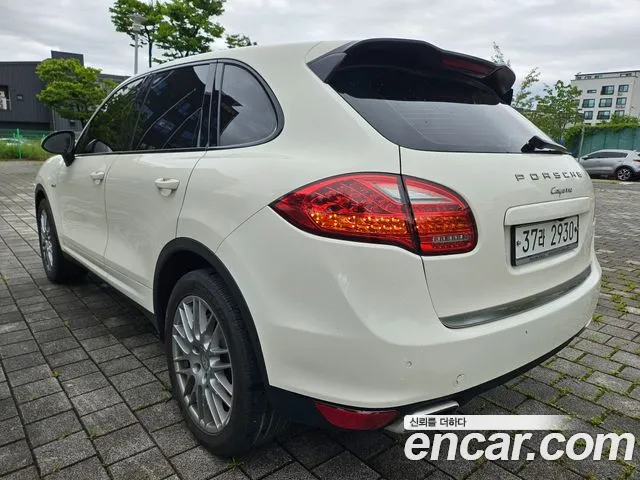 Porsche Cayenne 2011 thumb 11