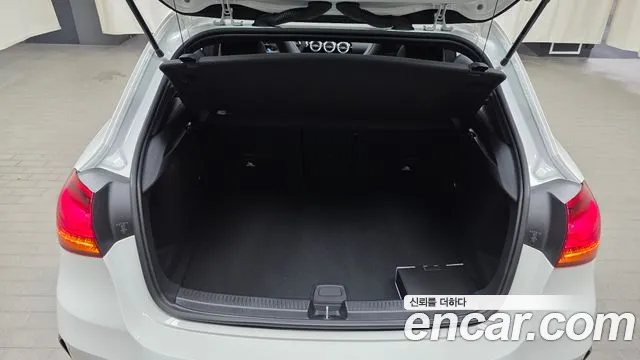 Mercedes-Benz A-Class 2025 thumb 2