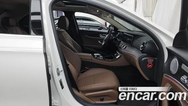 Mercedes-Benz E-Class 2019 thumb 9