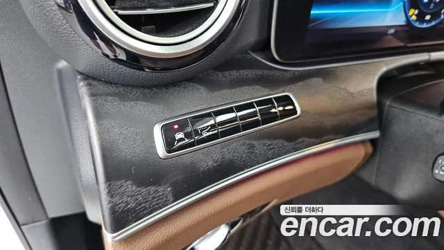 Mercedes-Benz E-Class 2019 thumb 12
