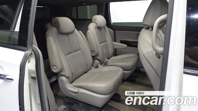 Kia Carnival 2014 thumb 10