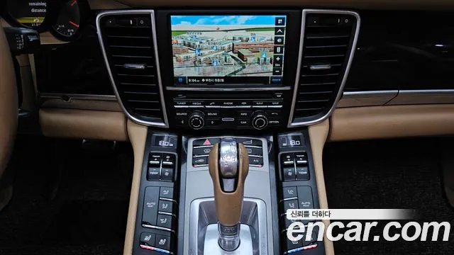 Porsche Panamera 2016 thumb 9
