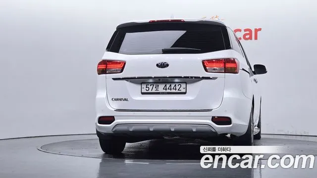 Kia Carnival 2017 thumb 11