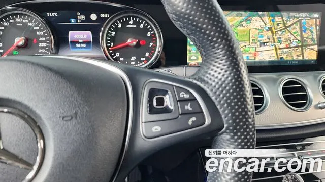 Mercedes-Benz E-Class 2017 thumb 12