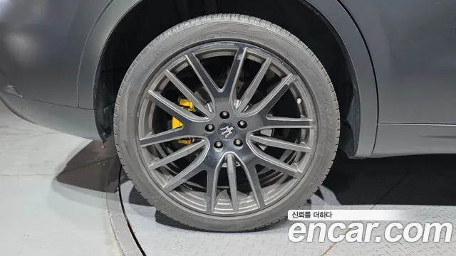 Maserati Levante 2017 thumb 11