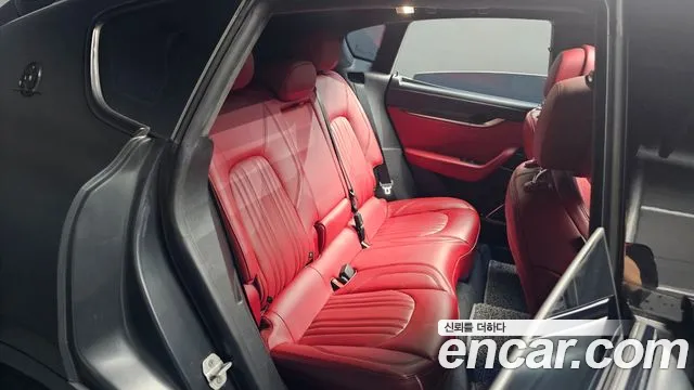 Maserati Levante 2017 thumb 9