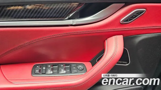 Maserati Levante 2017 thumb 10