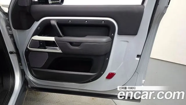 Land Rover Defender 2021 thumb 10