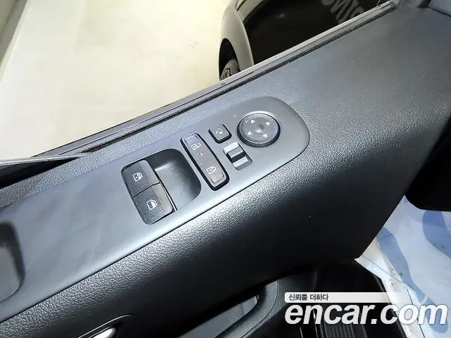 Hyundai Staria 2025 thumb 12