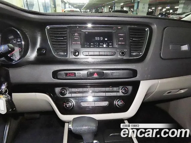 Kia Carnival 2016 thumb 12