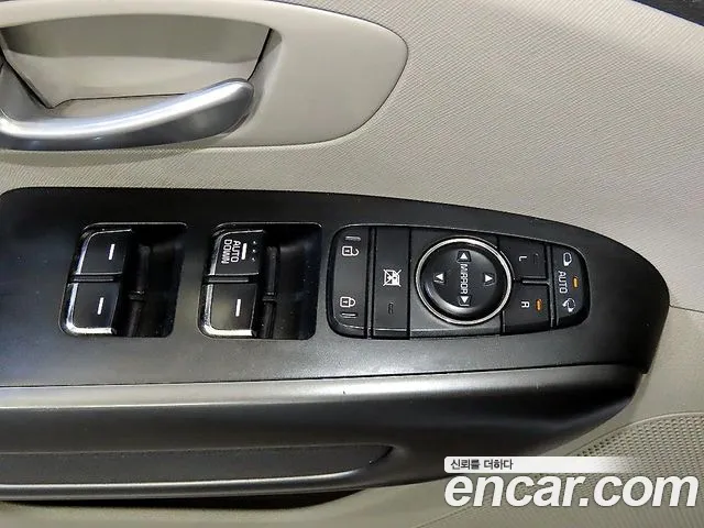 Kia Carnival 2016 thumb 8