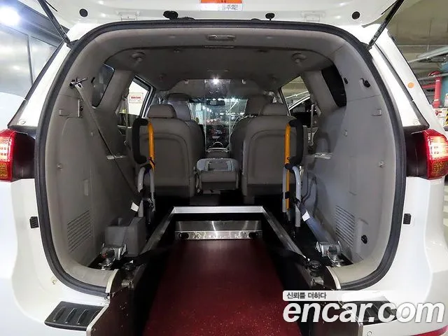 Kia Carnival 2016 thumb 11