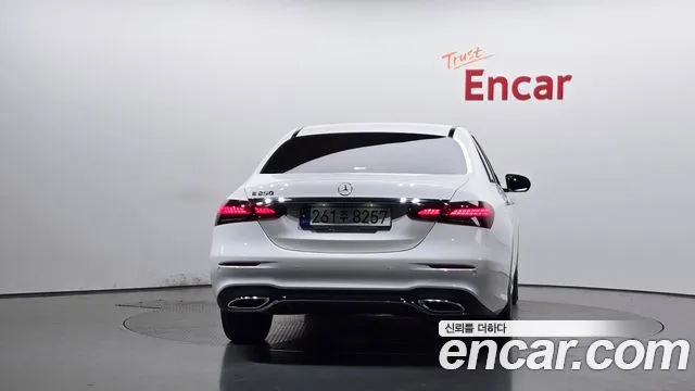 Mercedes-Benz E-Class 2023 thumb 12